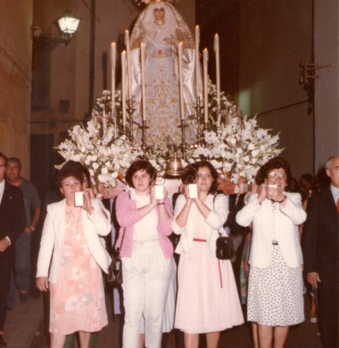 Rosario con nuestra Sagrada Titular, María Santísima de Consolación y Lágrimas, en el año 1984, siendo portada por mujeres hermanas y devotas de nuestra Archicofradía