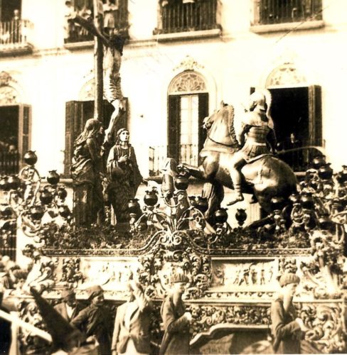 El Primitivo Cristo de la Sangre, en 1931, cruzando la Plaza de la Merced. Le acompaña el misterio que realizará Marcos Díaz-Pintado sobre el trono de Luis de Vicente, ambos obras de 1924.